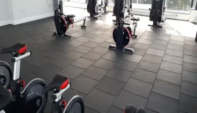 Spacious-Dubai-gym-featuring-black-rubber-floor