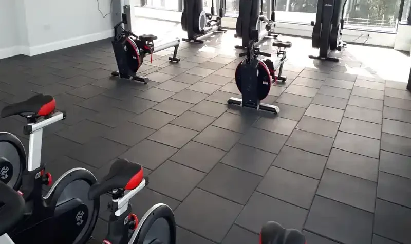 Spacious-Dubai-gym-featuring-black-rubber-floor
